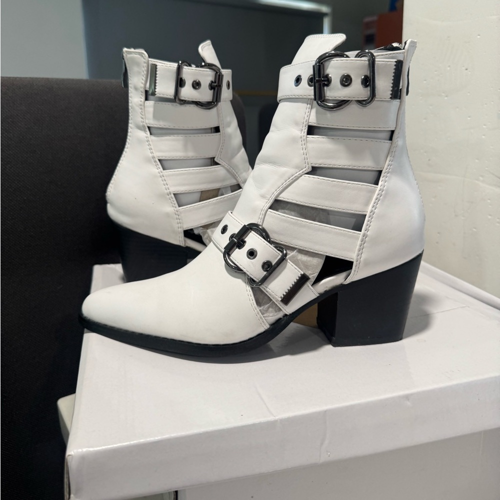 ARIDER GIRL White Buckle Ankle Boots - Picture 3 of 9